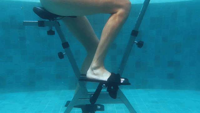 Pédalage aquabike Lovee sous l’eau avec mouvement fluide et résistance naturelle