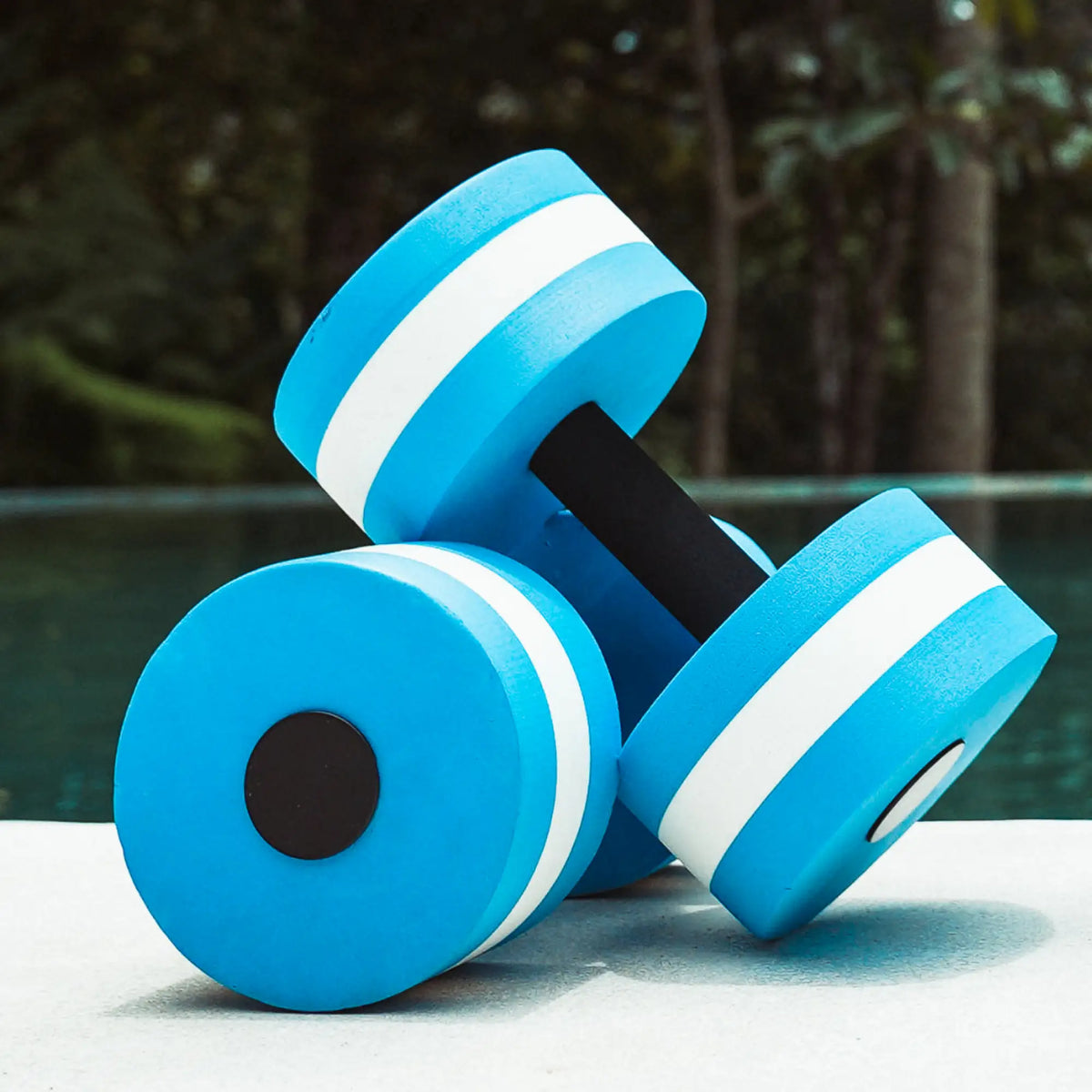 Paire d’haltères aquatiques en mousse pour renforcement musculaire.