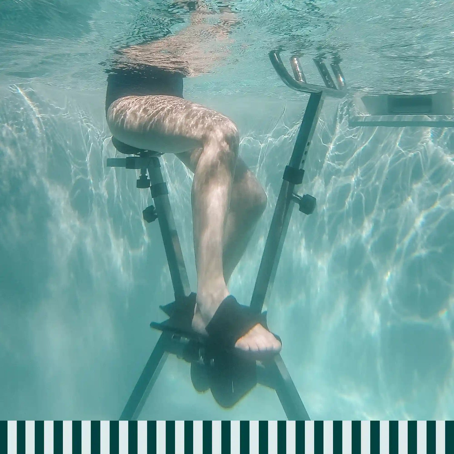 Pédalage sous l’eau sur aquabike Lovee pour activer la circulation et les muscles profonds
